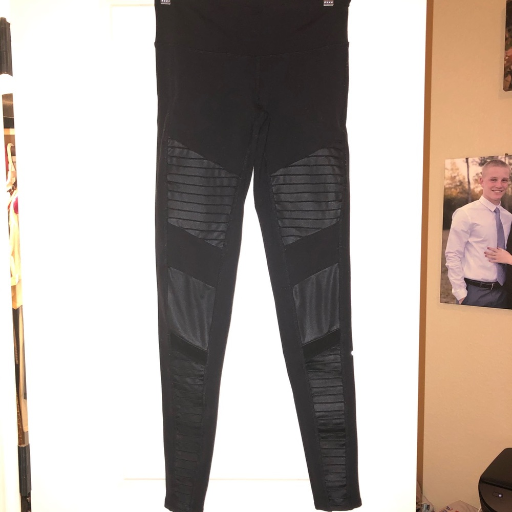 Alo yoga black Moto leggings!